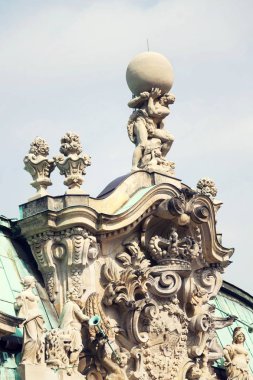 Atlas Tanrı heykeli holding küre omuzlarında, Wallpavillon Zwinger palace, Dresden, Almanya, güneşli gün açık mavi gökyüzü arka plan
