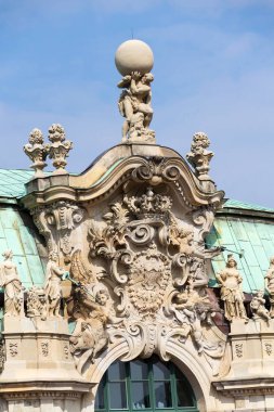 Atlas Tanrı heykeli holding küre omuzlarında, Wallpavillon Zwinger palace, Dresden, Almanya, güneşli gün açık mavi gökyüzü arka plan