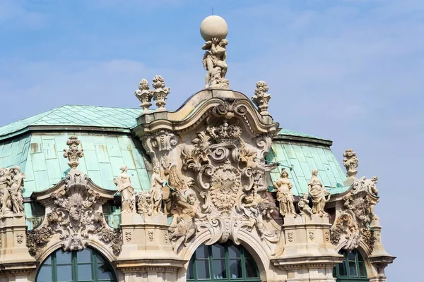 アトラス神像持株球肩 Wallpavillon ツヴィンガー宮殿は ドイツのドレスデン晴れた青い空を背景に — ストック写真