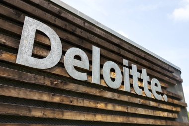 Prague, Çek Cumhuriyeti - 19 Mayıs 2018: Deloitte profesyonel hizmet şirket ağ logosu bina Prag, Çek Cumhuriyeti Çek Merkez 19 Mayıs 2018 üzerinde.