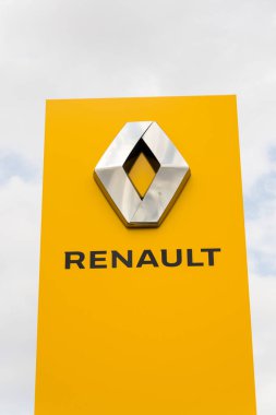 Prague, Çek Cumhuriyeti - 15 Ağustos 2018: Renault şirket logosu Bayilik Prag, Çek Cumhuriyeti 15 Ağustos 2018 üzerinde bina önünde. 