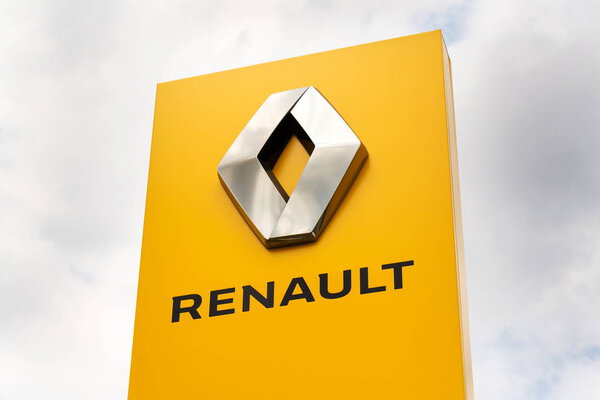 ПРАГА, ЧЕШСКИЙ РЕСПУБЛИК - 15 АВГУСТА 2018: Логотип компании Renault перед зданием дилерского центра 15 августа 2018 года в Праге, Чехия
. 
