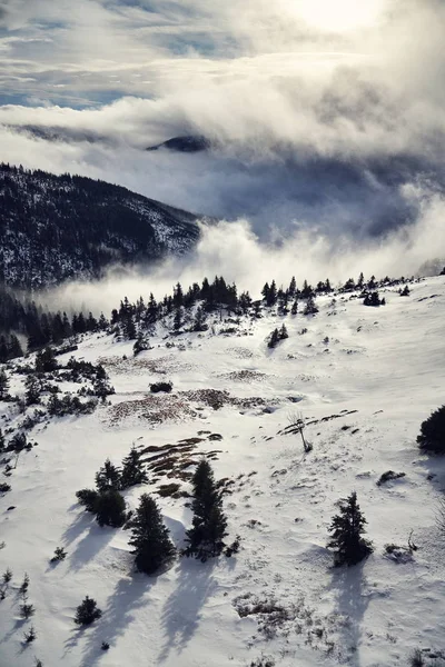 Sonnenstrahlen Durch Nebel Und Wolken Der Wunderschönen Winterlandschaft Von Labsky — Stockfoto