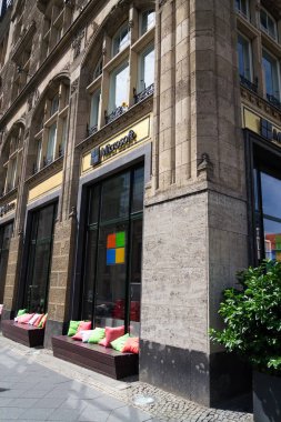 Berlin, Almanya - 15 Mayıs 2018: Siyah Microsoft şirket logosu Almanya'nın Berlin kentinde 15 Mayıs 2018 üzerinde bina iş dalı.