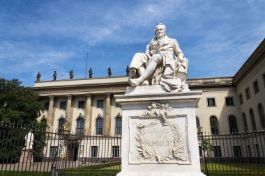 Humboldt Üniversitesi dışında Alexander von Humboldt heykelinden Reinhold Begas, Berlin, Almanya, güneşli gün tarafından 1883