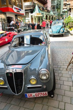 Saalbach-Hinterglemm, Avusturya-21 Haziran 2018: Vintage İtalyan araba Lancia Lancia Aurelia B 20 21 Haziran 2018 Saalbach-Hinterglemm, Avusturya için 1951 oldsmobile kıdemli üzerinden.