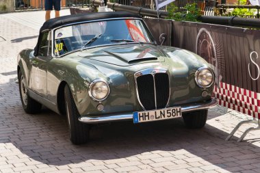 Saalbach-Hinterglemm, Avusturya-21 Haziran 2018: Vintage İtalyan araba Lancia Lancia Aurelia B 24 21 Haziran 2018 Saalbach-Hinterglemm, Avusturya 1957 oldsmobile kıdemli üzerinden.