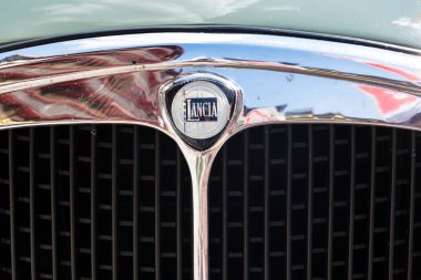 Saalbach-Hinterglemm, Avusturya-21 Haziran 2018: Vintage İtalyan araba Lancia Lancia Aurelia B 24 21 Haziran 2018 Saalbach-Hinterglemm, Avusturya 1957 oldsmobile kıdemli üzerinden.
