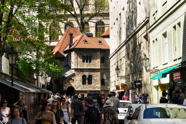 Прага Чешская Республика Апреля 2018 Года Люди Идут Перед Синагогой — стоковое фото