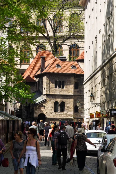 Prague République Tchèque Avril 2018 Les Gens Marchent Devant Synagogue — Photo