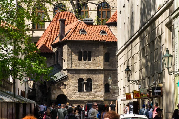 Praha Česká Republika Duben 2018 Lidé Pěšky Před Klausová Synagoga — Stock fotografie