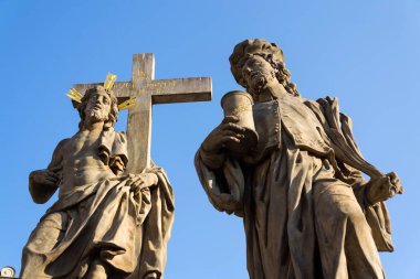 Kutsal İsa heykeli ile aziz Cosmas ve Damian detay üzerinde Charles Bridge, Prague, Çek Cumhuriyeti