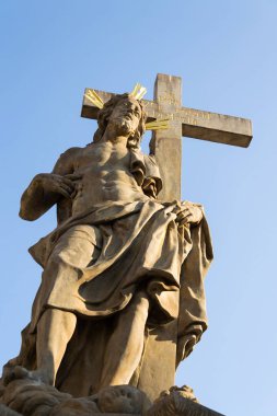 Kutsal İsa heykeli ile aziz Cosmas ve Damian detay üzerinde Charles Bridge, Prague, Çek Cumhuriyeti