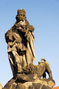 Mala Strana Köprüsü Kulesi, Prag, Çek Cumhuriyeti, güneşli bir gün, açık mavi gökyüzü arka plan yakınındaki Saint Vitus Ferdinand Maxmilian Brokoff 1714 Charles Köprüsü üzerinden heykeli