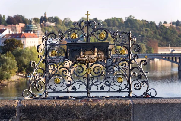 Rejilla Decorativa Con Estatua Bronce Juan Nepomuk Puente Carlos Praga — Foto de Stock