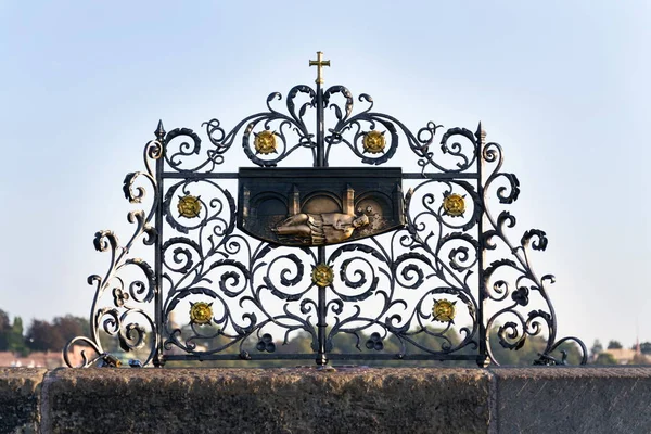 装饰格子与约翰 Nepomuk 青铜雕像在查尔斯桥梁 布拉格 捷克共和国 晴朗的天 — 图库照片