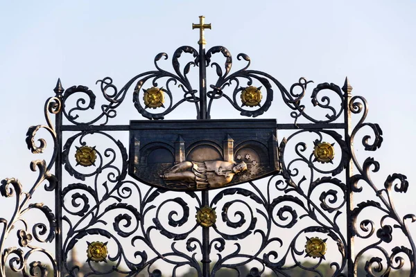 Декоративная Решетка Бронзовой Статуей Иоанна Непомукского Карловом Мосту Прага Чехия — стоковое фото