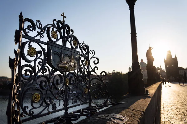 Dekorativa Galler Med John Nepomuk Brons Staty Charles Bridge Prag — Stockfoto