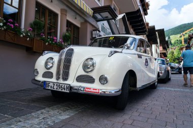 Saalbach-Hinterglemm, Avusturya-21 Haziran 2018: Vintage Araba Bmw 3200 S yıl 1963 oldsmobile usta ile 21 Haziran 2018 Saalbach-Hinterglemm, Avusturya için üzerinde duruyor.