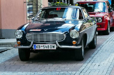 Saalbach-Hinterglemm, Avusturya-21 Haziran 2018: 21 Haziran 2018 Saalbach-Hinterglemm, Avusturya için üzerinde 1961 ve 1973 duruyor arasında üretilen Vintage araba Volvo P 1800 S oldsmobile gazisi.