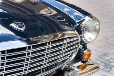Saalbach-Hinterglemm, Avusturya-21 Haziran 2018: 21 Haziran 2018 Saalbach-Hinterglemm, Avusturya için üzerinde 1961 ve 1973 duruyor arasında üretilen Vintage araba Volvo P 1800 S oldsmobile gazisi.