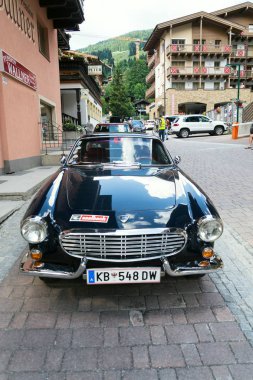 Saalbach-Hinterglemm, Avusturya-21 Haziran 2018: 21 Haziran 2018 Saalbach-Hinterglemm, Avusturya için üzerinde 1961 ve 1973 duruyor arasında üretilen Vintage araba Volvo P 1800 S oldsmobile gazisi.