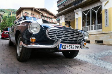 Saalbach-Hinterglemm, Avusturya-21 Haziran 2018: 21 Haziran 2018 Saalbach-Hinterglemm, Avusturya için üzerinde 1961 ve 1973 duruyor arasında üretilen Vintage araba Volvo P 1800 S oldsmobile gazisi.
