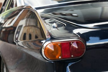 Saalbach-Hinterglemm, Avusturya-21 Haziran 2018: 21 Haziran 2018 Saalbach-Hinterglemm, Avusturya için üzerinde 1961 ve 1973 duruyor arasında üretilen Vintage araba Volvo P 1800 S oldsmobile gazisi.