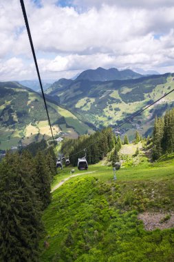 Saalbach-Hinterglemm Vadisi havadan görünümden Schattberg teleferik, Alpler, Zell am bkz: bölge, Salzburg federal devlet, Avusturya, bulutlu gün yaz