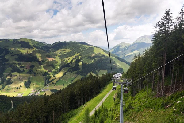 Saalbach-Hinterglemm Vadisi havadan görünümden Schattberg teleferik, Alpler, Zell am bkz: bölge, Salzburg federal devlet, Avusturya, bulutlu gün yaz