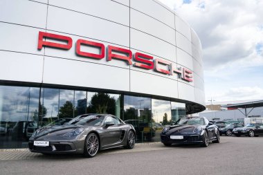 Prague, Çek Cumhuriyeti - 22 Eylül 2018: araba Porsche otomotiv şirketi Bayilik 22 Eylül 2018 üzerinde Prag, Çek Cumhuriyeti'nde buildin önünde. 