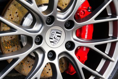 Prague, Çek Cumhuriyeti - 22 Eylül 2018: Porsche Otomotiv Şirket logosu tekerlek ve frenler Bayilik Prag, Çek Cumhuriyeti, 22 Eylül 2018 üzerinde bina önünde. 