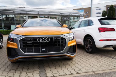 Prague, Çek Cumhuriyeti - 22 Eylül 2018: Audi şirket logosu araba Audi Quattro Prag, Çek Cumhuriyeti için üzerinde 22 Eylül 2018.