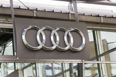 Prague, Çek Cumhuriyeti - 22 Eylül 2018: Audi şirket logosu üzerinde 22 Eylül 2018 Prag, Çek Cumhuriyeti'nde bina Bayilik.