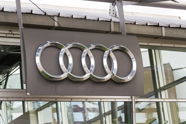 Praga Republika Czeska Września 2018 Logo Firmy Audi Dealerskiej Opierając — Zdjęcie stockowe