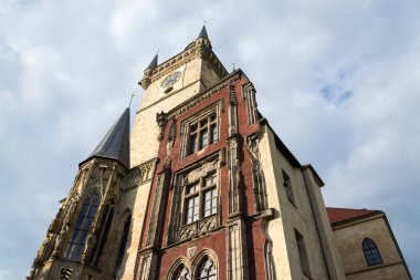 Old Town Tower Hall ile kalır, Eski Şehir Meydanı, Unesco Dünya Mirası, Prague, Çek Cumhuriyeti, gündoğumu güneşli yaz gününde