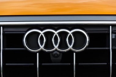 Prague, Çek Cumhuriyeti - 22 Eylül 2018: Audi şirket logosu araba üzerinde 22 Eylül 2018 Prag, Çek Cumhuriyeti.