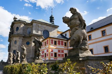 Matyas Braun, Kuks, Hradec Kralove bölge, Trutnov bölgesi, Çek Cumhuriyeti, üzerinden erdemleri ve kötü alışkanlıklardan heykeller alegoriler güneşli sonbahar günü