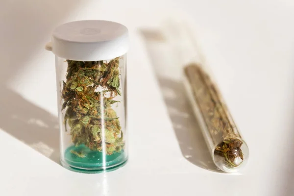 Maconha Medicinal Cannabis Prescrição Garrafa Plástico Close Isolado Fundo Branco — Fotografia de Stock