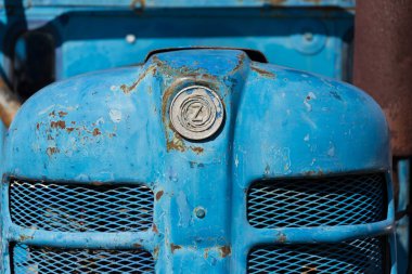 Eski vintage kıdemli Traktörler Zetor eski Çekoslovakya dan detayını sahaya güneşli sonbahar günü duruyor.