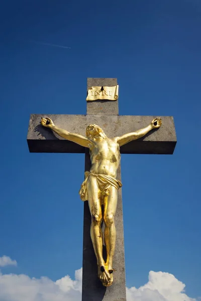 Zlatá Socha Ukřižování Ježíše Krista Slunečný Letní Den Modrá Obloha — Stock fotografie