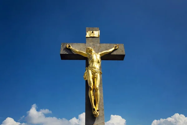 Zlatá Socha Ukřižování Ježíše Krista Slunečný Letní Den Modrá Obloha — Stock fotografie