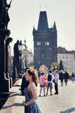 Prag, Çek Cumhuriyeti - 20 Eylül 2018: Asya çift Charles Köprüsü'nde düğün portratis için Vltavar Nehri üzerinde 20 Eylül 2018 Prag, Çek Cumhuriyeti'nde poz. 