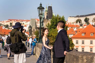 Prag, Çek Cumhuriyeti - 20 Eylül 2018: Asya çift Charles Köprüsü'nde düğün portratis için Vltavar Nehri üzerinde 20 Eylül 2018 Prag, Çek Cumhuriyeti'nde poz. 