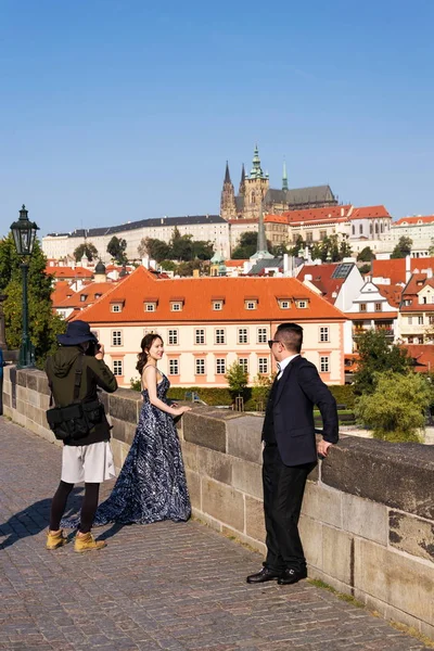 Praga República Checa Septiembre 2018 Pareja Asiática Posa Para Retratos — Foto de Stock
