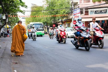 Ho Chi Minh City - 5 Şubat: Monk yalınayak yürümek Ho Chi Minh City, Vietnam için 5 Şubat 2012 tarihinde işlek cadde üzerinde. 