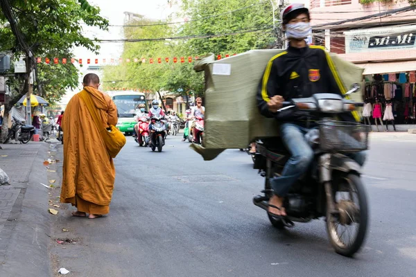 Chi Minh City February Monk Walks Barefoot Busy Street February — Stock Photo, Image