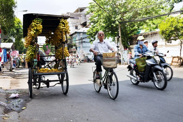 Chi Minh City February Vendor Man Selling Bananas Busy Street — Stock Photo, Image