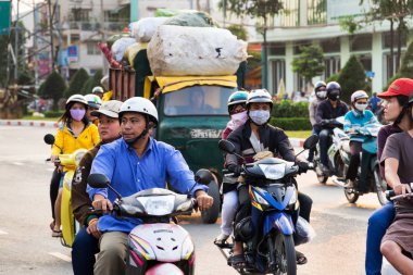 Ho Chi Minh City - Scooter yoğun bir cadde üzerinde 4 Şubat 2012 tarihinde Ho Chi Minh City, Vietnam sürme Şubat 4 2012:People. 