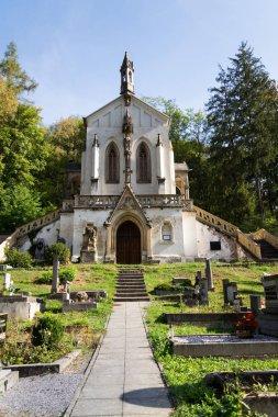Saint Maximilian Şapel Mezarlığı'nda Saint John Cliff altında Svaty Jan Skalou pod, Çek Cumhuriyeti, güneşli yaz gün